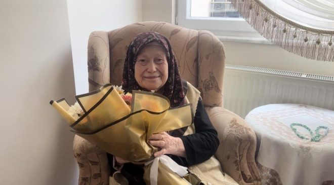 Manisa Şehir Hastanesinden anlamlı ziyaret | 101 yaşındaki Şefika teyzeye ziyaret