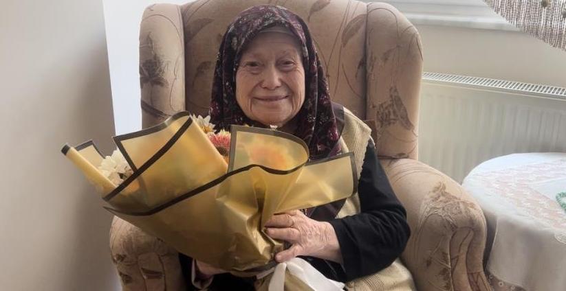 Manisa Şehir Hastanesinden anlamlı ziyaret | 101 yaşındaki Şefika teyzeye ziyaret